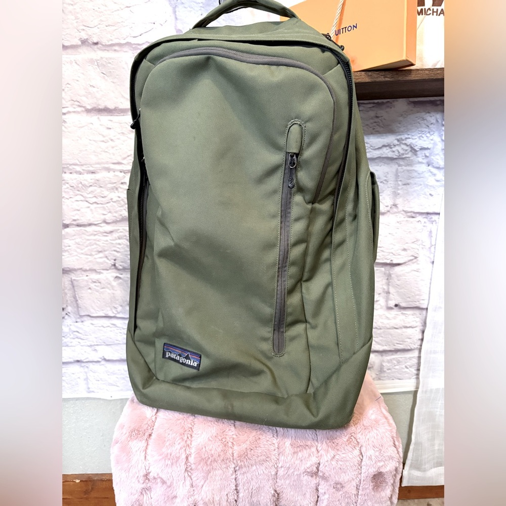 Patagonia MLC Wheelie 30 Bag 1800 cu in pre owned great condition